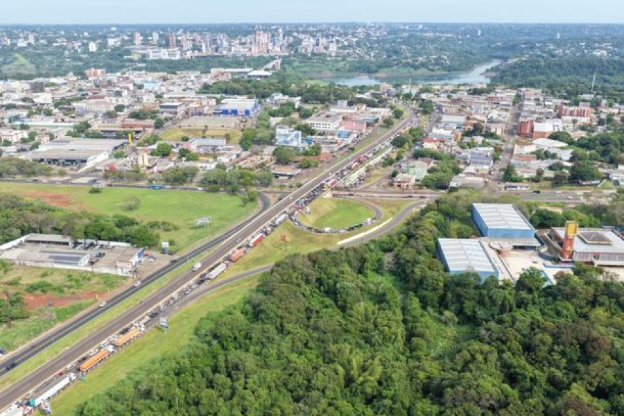 Movimento intenso marca véspera de feriado com fila longa rumo ao Paraguai