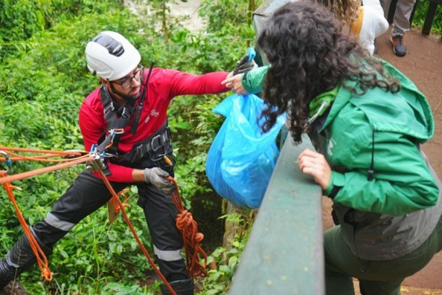 De garrafas a geladeiras: força-tarefa recolhe toneladas de lixo perto das Cataratas