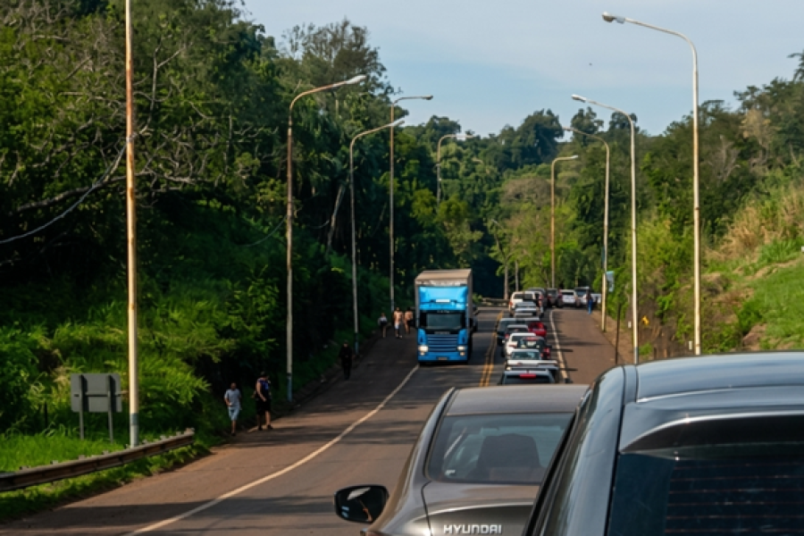 Filas na fronteira afastam turistas brasileiros e preocupam comércio de Puerto Iguazú