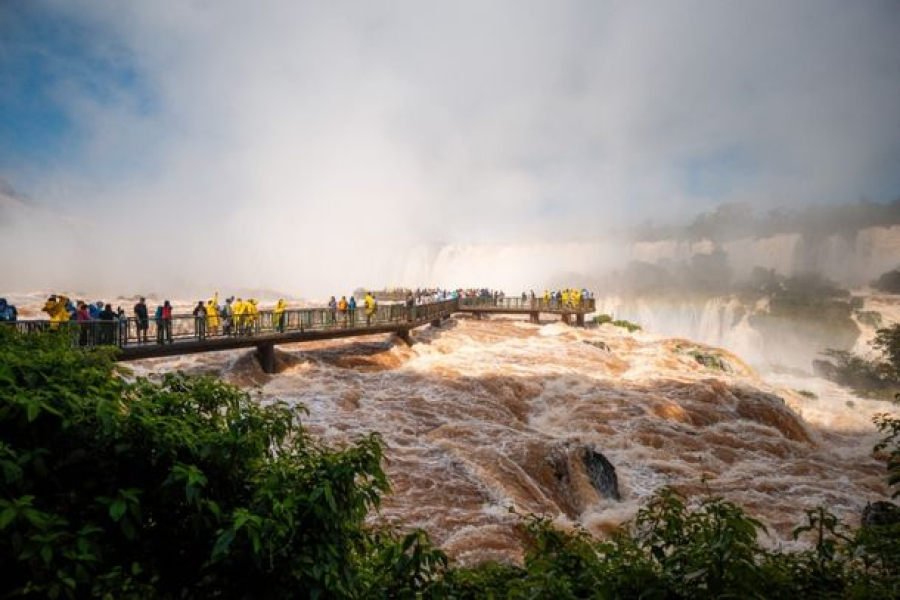 Cataratas chegam a 8,3 milhões de litros por segundo e vazão fica 5 vezes acima da média